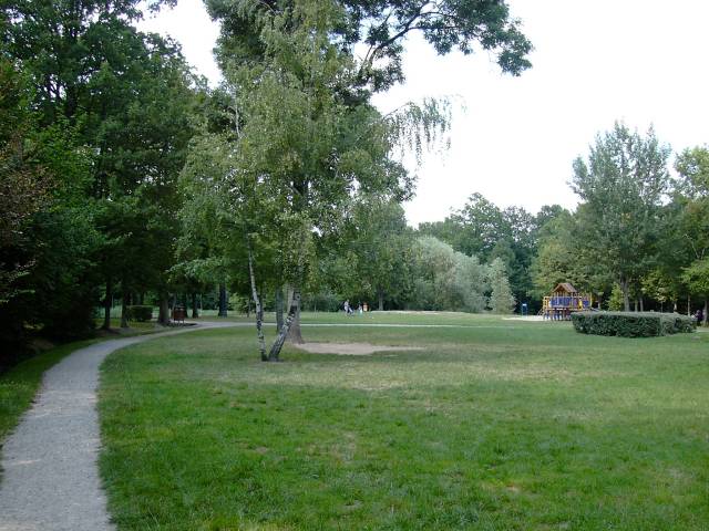Chemin en bordure d'une aire de jeu