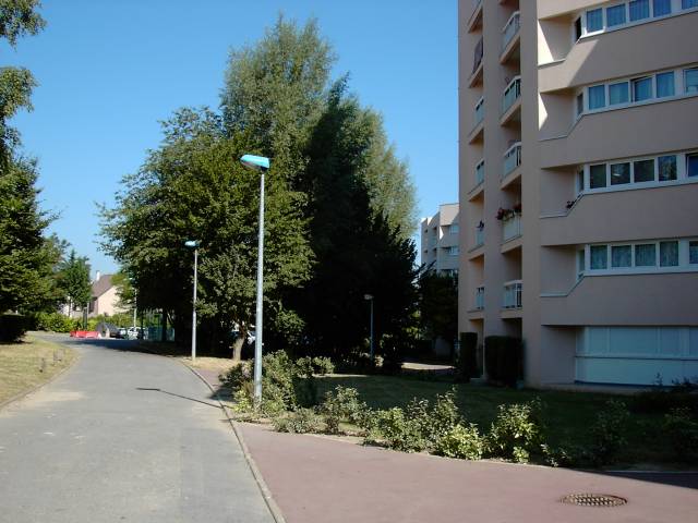 Alle Claude Bernard - Vers parking donnant sur la rue Albert Schweitzer