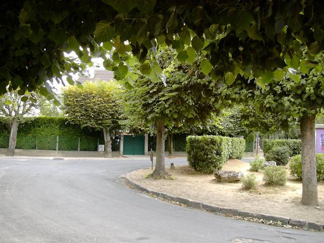 Rond-point limitrophe de Gournay - A gauche le boulevard de la Marne,  droite la rue des libellules