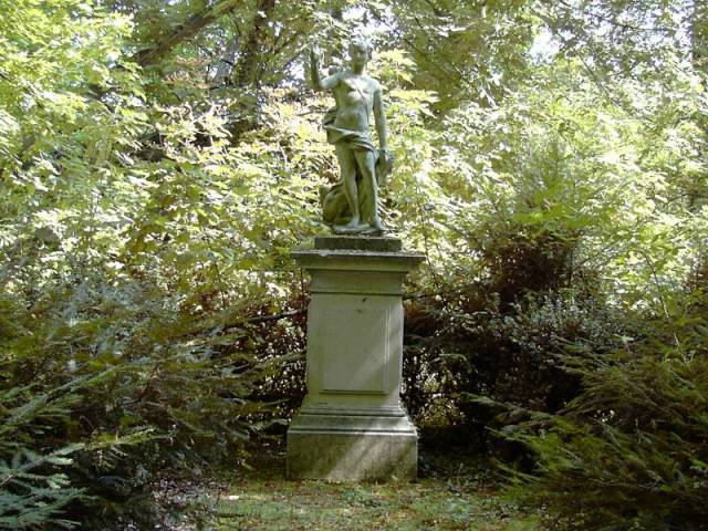 Statue prs du Baptistre